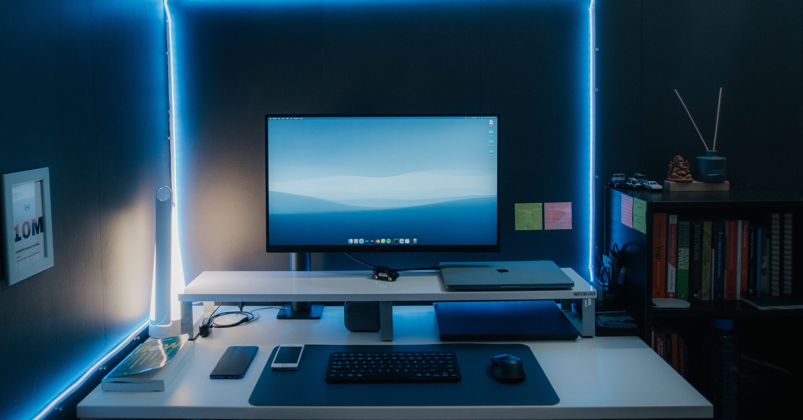 オフィスデスクの上に整然と配置されているPCやキーボードの画像