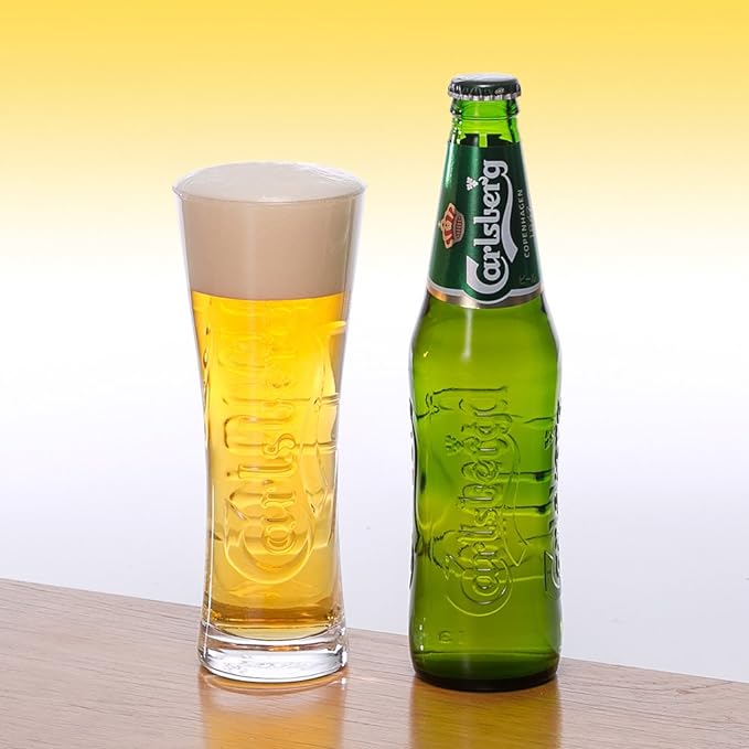 カールスバーグ　ビールをグラスに注ぐ画像