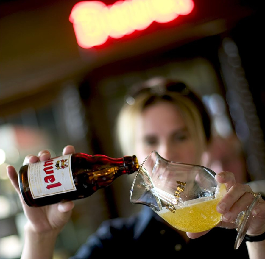 デュベル カシミア IPA　ビールをグラスに注ぐ画像